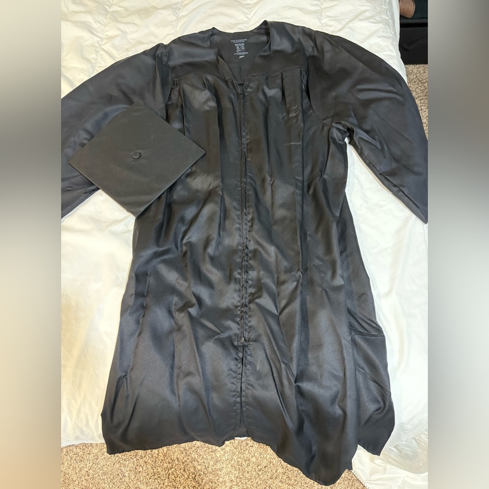 Black Womens Cap and Gown Size: 5’4